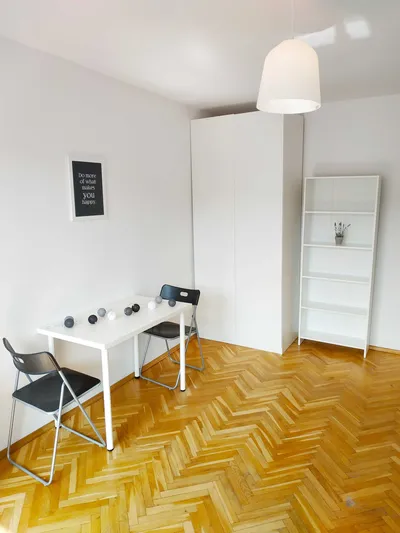 Słoneczny pokój z balkonem w mieszkaniu 3- pokojowym - miniatura 2