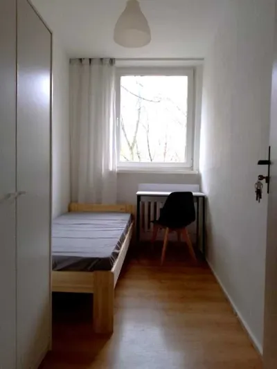 Economical single lockable private room. Free unlimited internet in the apartment. Nearby tram, metro and Lidl supermarket. Free street parking area !