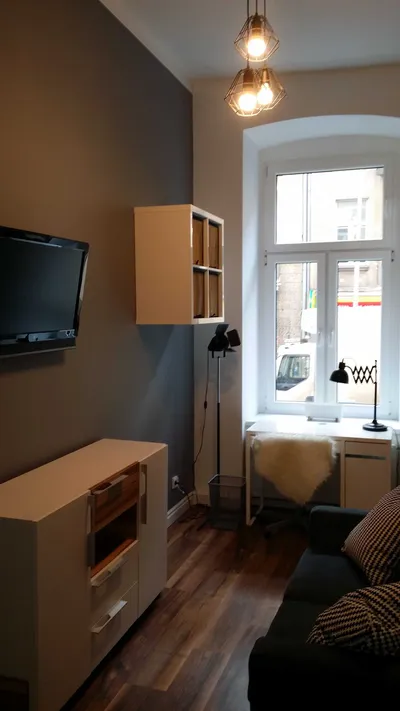 Wynajmę pokój dwuosobowy. Wszystkie media w cenie. Brak kaucji. - miniatura 2