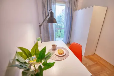Przytulny pokój z balkonem przy ul. Osmeckiego 15 - miniatura 3