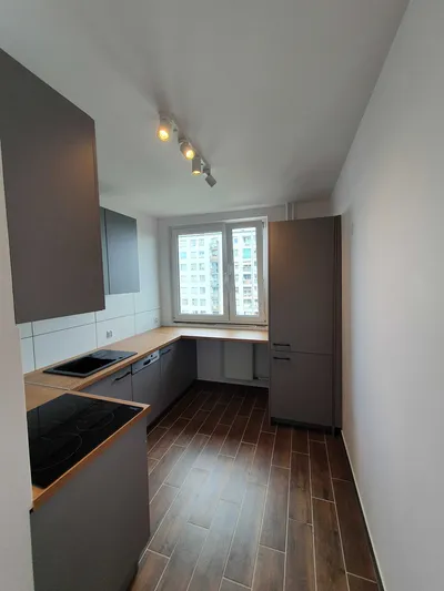 Nowoczesny pokój z balkonem | Centrum | Po generalnym remoncie - miniatura 3