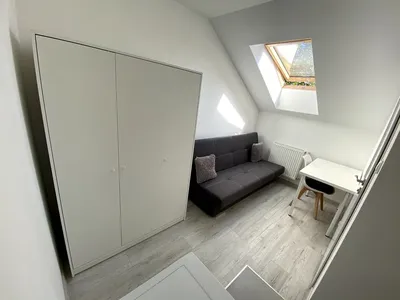 Przestronny pokój z łazienką.
