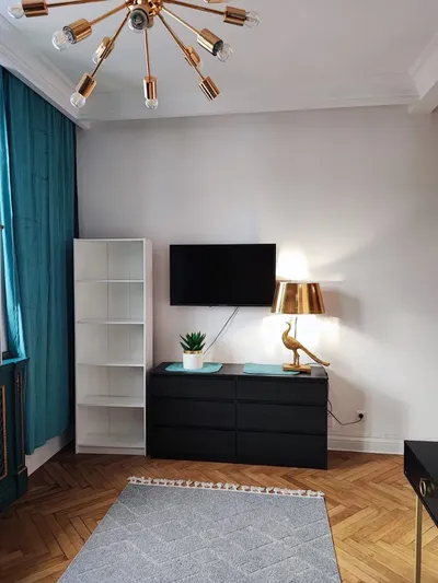 Apartament z duszą przy metrze z widokiem na katedrę - miniatura 4