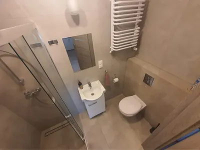 Przytulny duży pokój z balkonem. Całość - miniatura 5