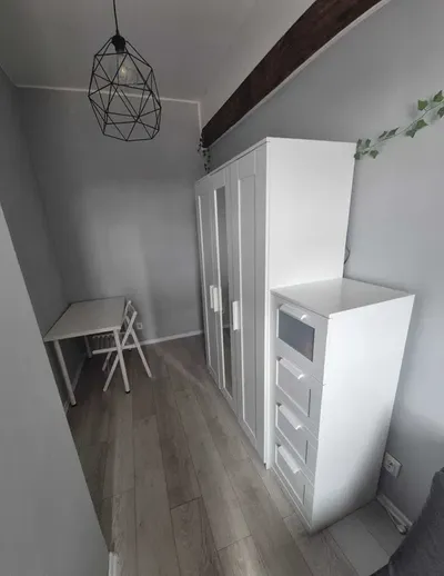 Pokój w czteroosobowym mieszkaniu, Wilda Poznań - miniatura 2