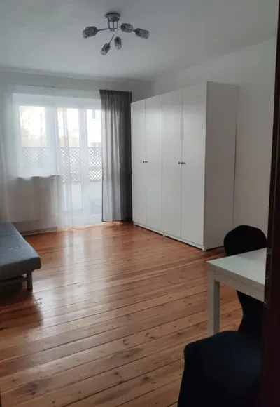 Duży pokój na zamkniętym osiedlu z miejscami parkingowymi :