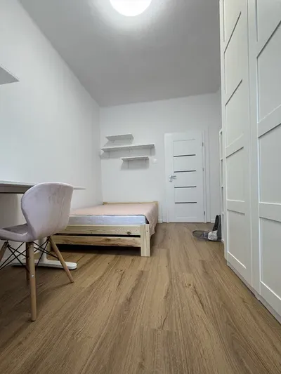 Jednoosobowy pokój do wynajęcia wolny od 1 maja (Adamskiego 13B) - miniatura 2