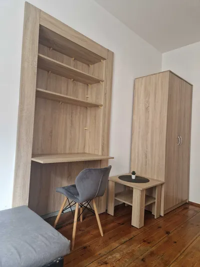 Pokój dla studentki w mieszkaniu dwupokojowym - miniatura 2