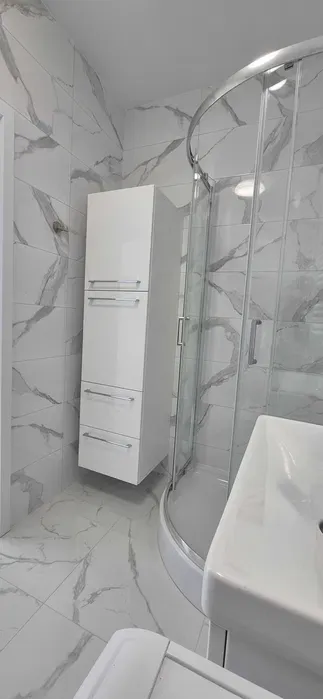 NOWE NIEUŻYWANE mieszkanie dwupokojowe z aneksem kuchennym, łazienką, dużym przedpokojem o pow. 48 m2 + balkon + garaż + komórka lokatorska. - miniatura 5
