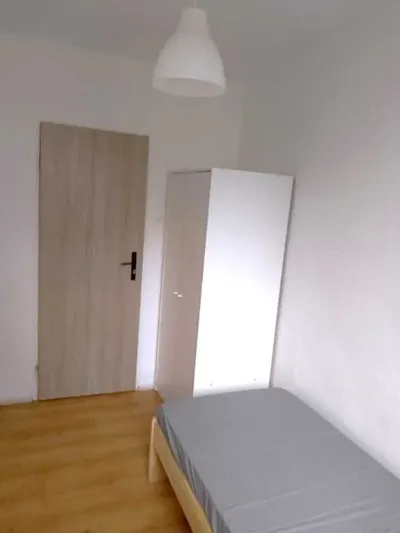 Economical single lockable private room. Free unlimited internet in the apartment. Nearby tram, metro and Lidl supermarket. Free street parking area ! - miniatura 2