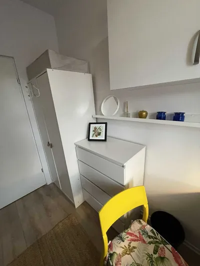 Przytulny pokój w trzyosobowym mieszkaniu - miniatura 4