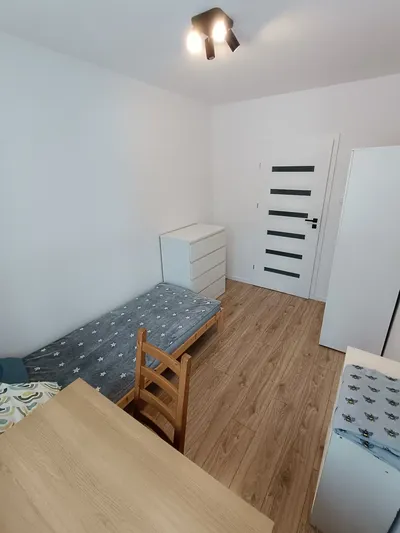 Pokój jednoosobowy w mieszkaniu po kapitalnym remoncie - miniatura 2