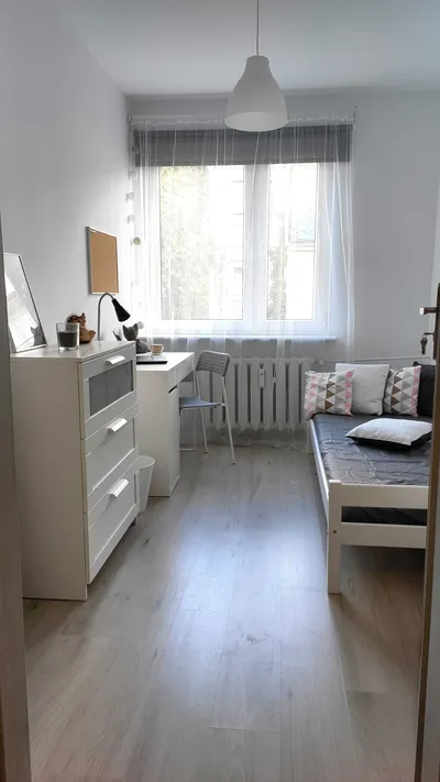 Jednoosobowy pokój w mieszkaniu w niskim bloku na Poznańskim Grunwaldzie - miniatura 2