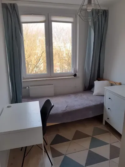 Pokoj zamykany w trzy pokojowym mieszkaniu na Saskiej Kepie