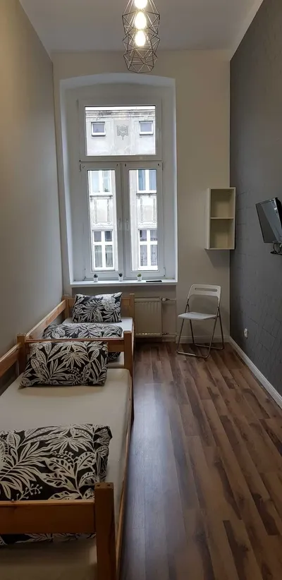 Wynajmę pokój dwuosobowy. Wszystkie media w cenie. Brak kaucji. - miniatura 4