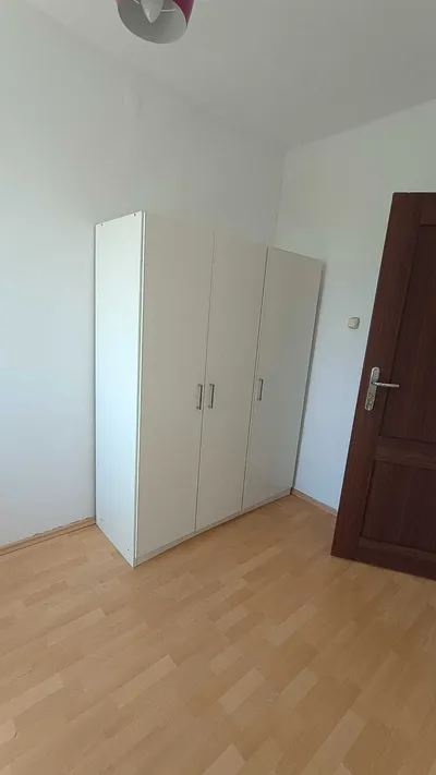 Pokój jednosobowy umeblowany do wynajęcia od zaraz, czynsz 800 zł + opłaty co drugi miesiąc podzielone na 3 osoby - miniatura 3