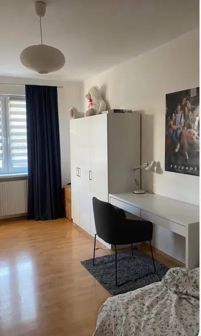 Duży pokój z balkonem w mieszkaniu dwupokojowym do wynajęcia dla pary lub dla dziewczyny