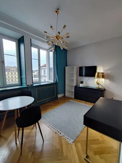 Apartament z duszą przy metrze z widokiem na katedrę - miniatura 3