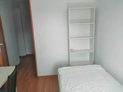 Wynajmę pokój ul. 18-go Sierpnia, Sródmieście - miniatura 3