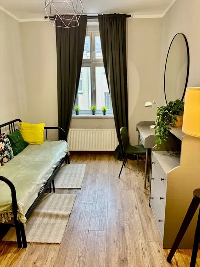Duża kawalerka z osobną kuchnią blisko Centrum - miniatura 3