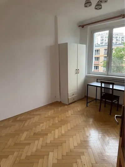 Duży pokój jednoosobowy w mieszkaniu dwupokojowym