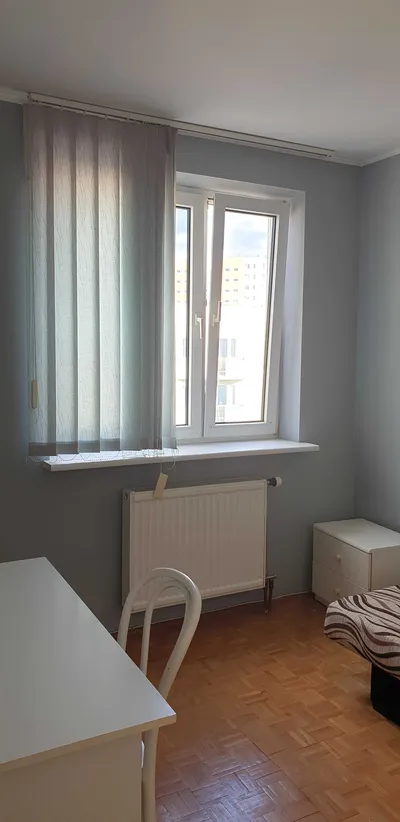 Ładny pokój do wynajęcia dla dziewczyny w dobrej lokalizacji - miniatura 2